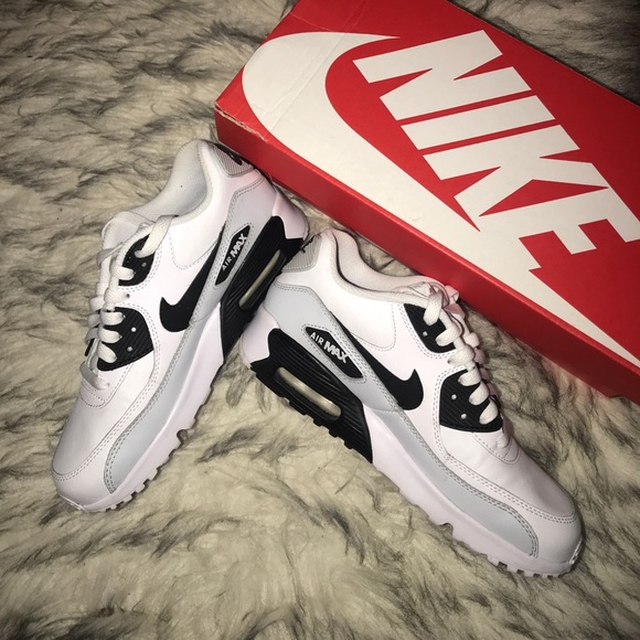 Nike Shoes - NikeAir Max 90
